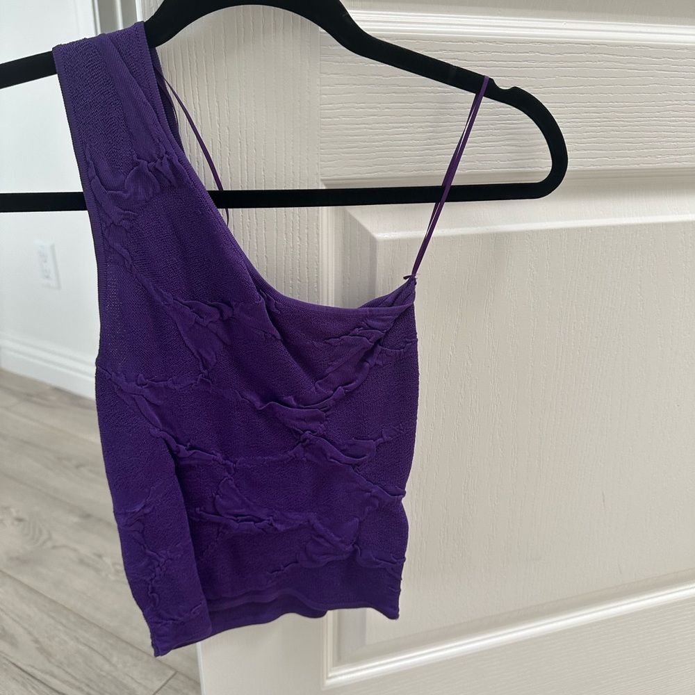 Zara women’s Asymmetrical knit purple one sleeve top 
New with tags 
Size small